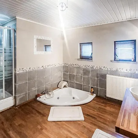 בית נופש Jolie Maison Avec Piscine Hestrud
