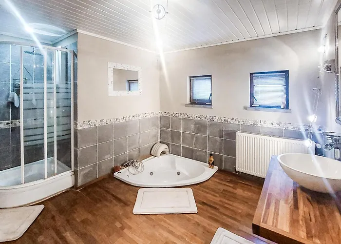 Holiday home Jolie Maison Avec Piscine Hestrud